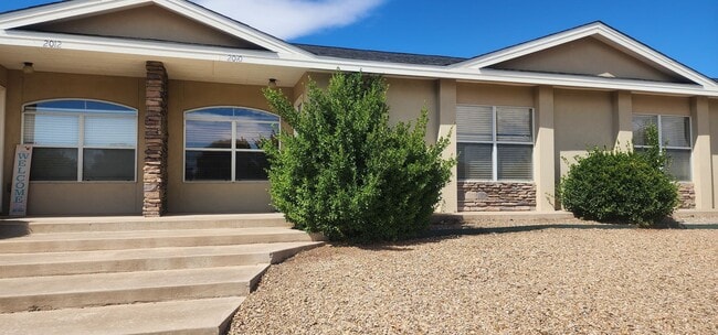 Building Photo - 2010 S Clover Ln