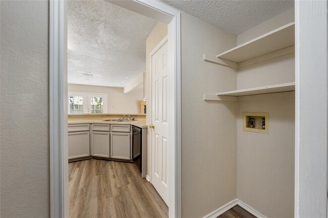 Photo - 1717 Parkfield Cove