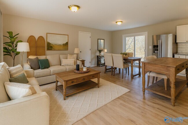 Photo - 2004 Chambers Dr NE