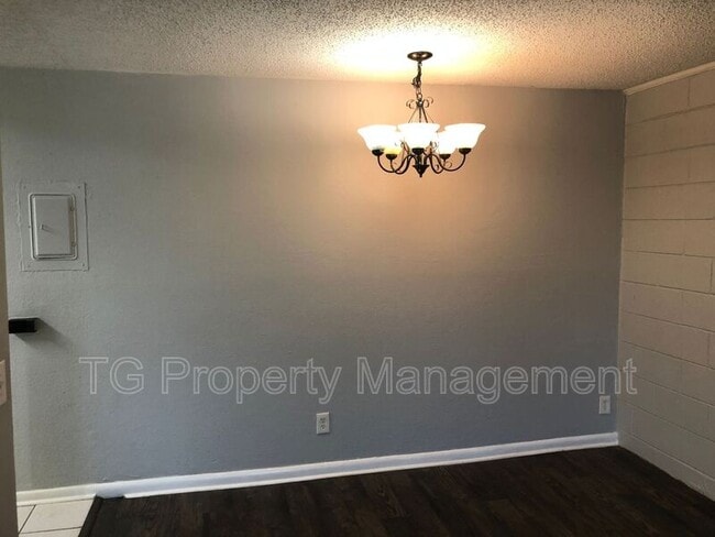 Photo - 402 Lower 8th Ave S