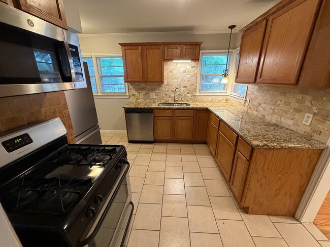Building Photo - Rarely available and ready for immediate move in!