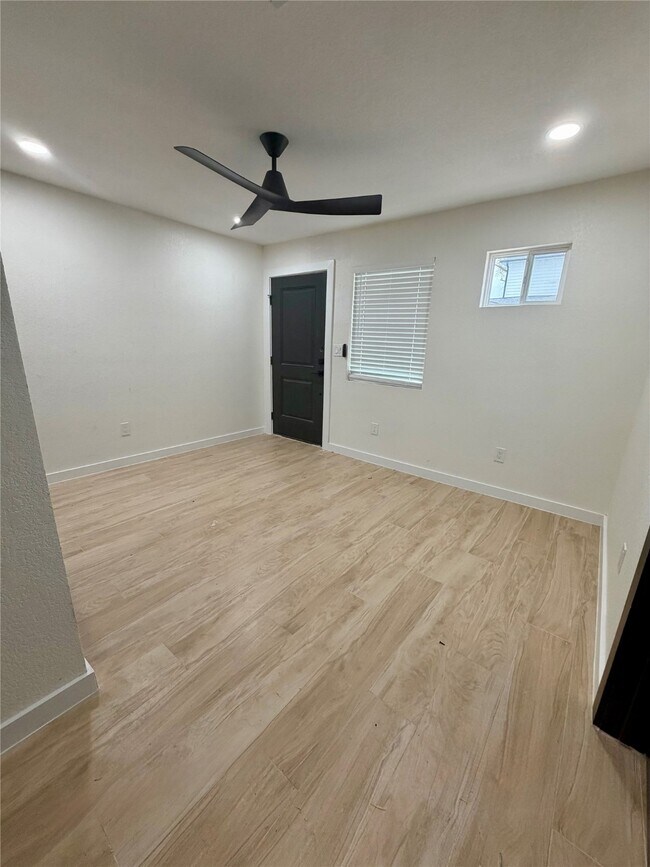 Photo - 206 E 33rd St Unidad 8