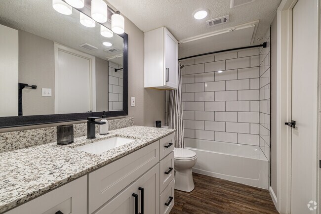 1BR, 1BA - 726SF - Bathroom