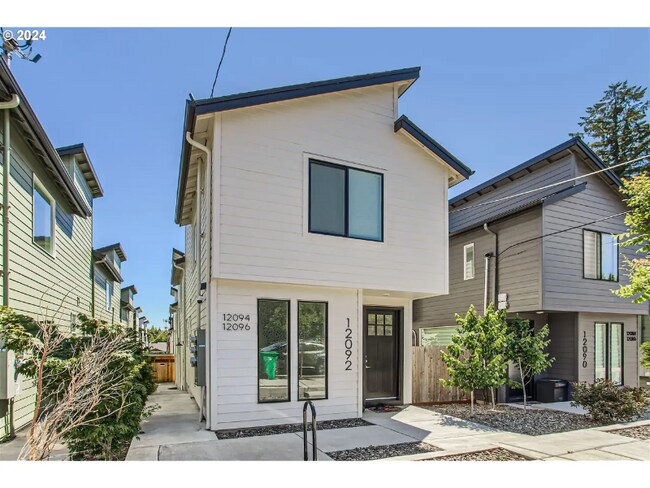 Building Photo - 12096 SE Pine St