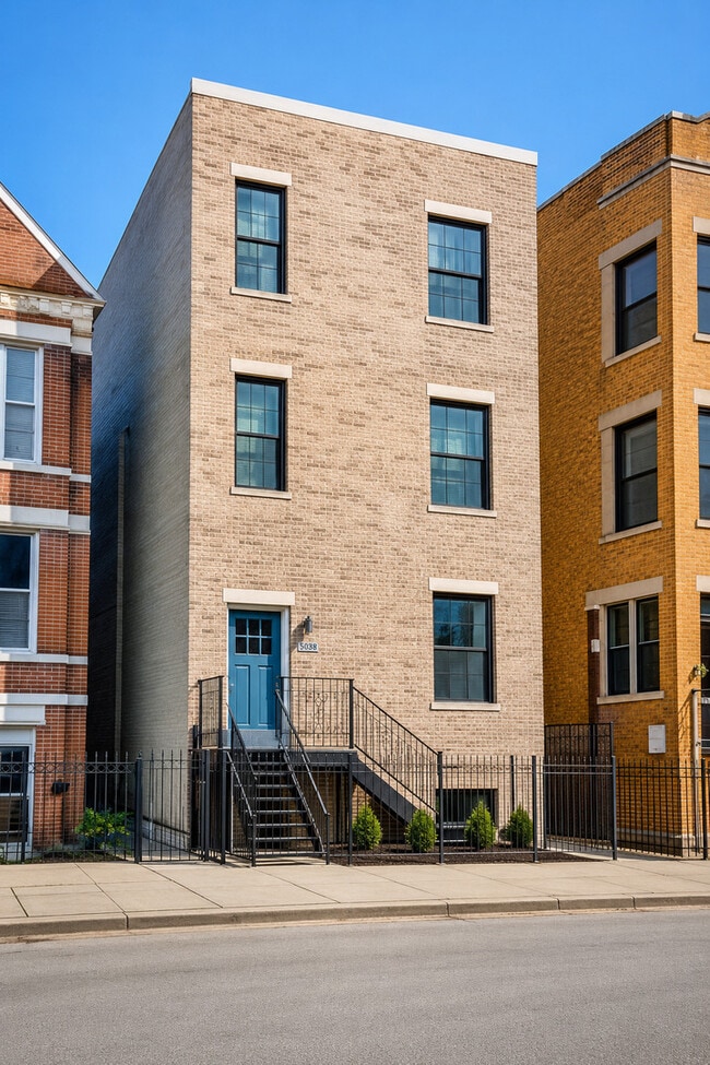 Building Photo - 2440 W Iowa St Unit 2