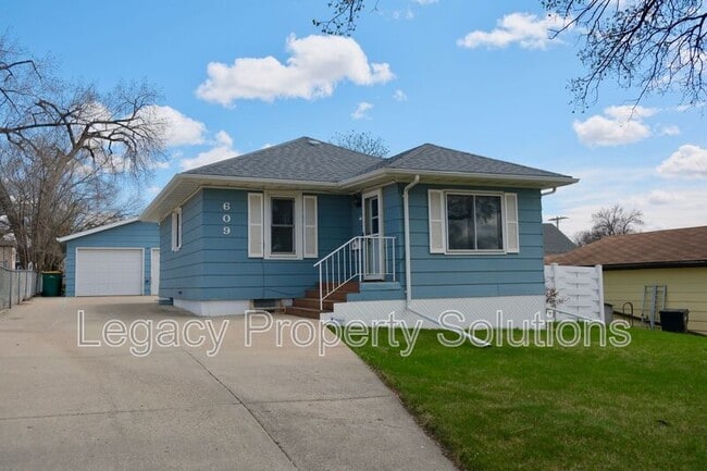 Building Photo - 609 N 13th St