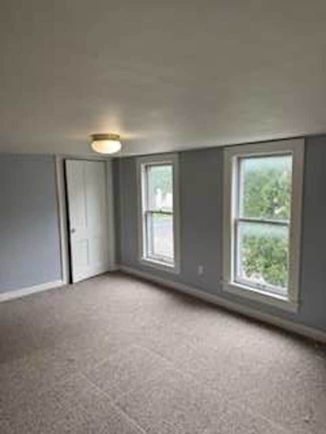 Photo - 3 Bedroom / 1 Bathroom Private Fenced Yard - For Rent