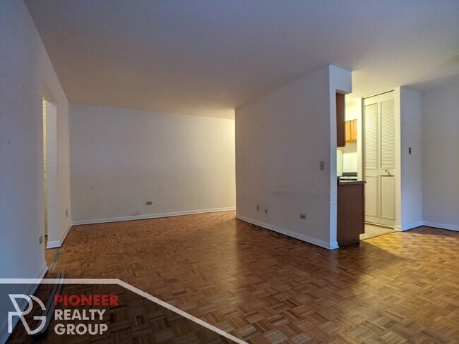 Photo - 510 W Briar Pl Apartments Unit 505