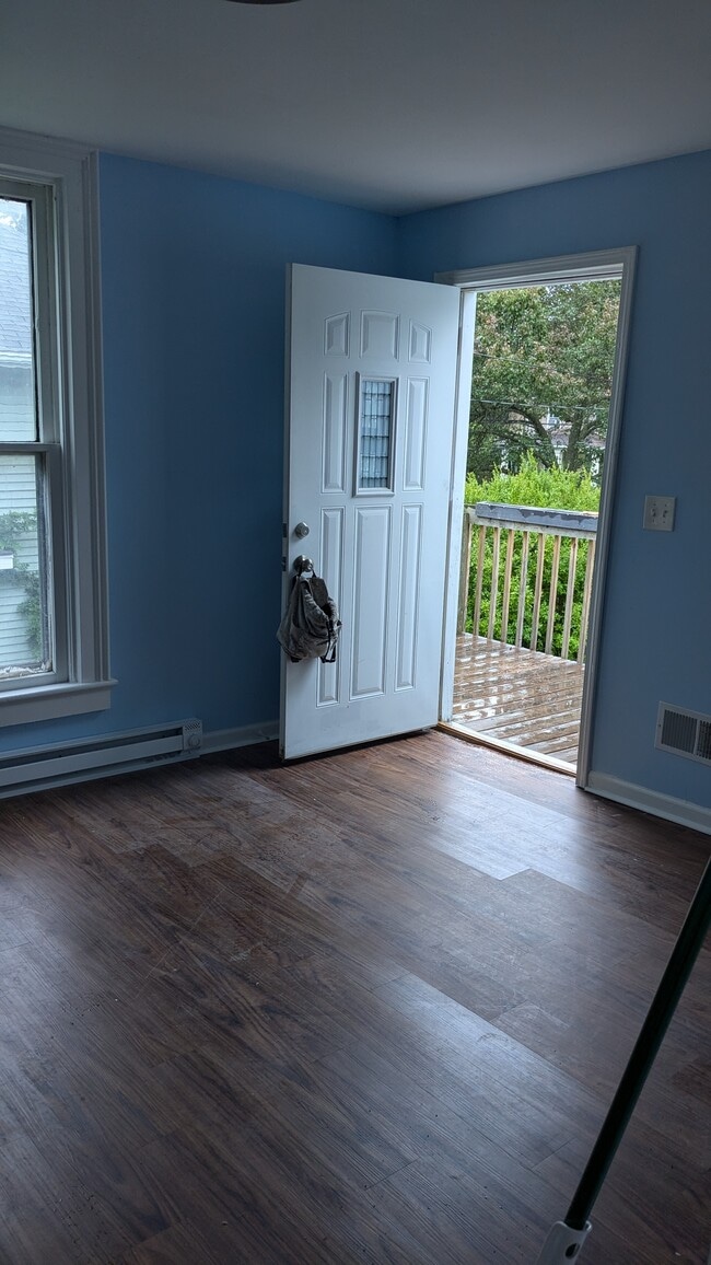 Building Photo - 322 W Maple St Unit #2 Rental