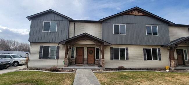 Building Photo - 3 bed, 1.5 bath End Unit in The Meadows To... Rental