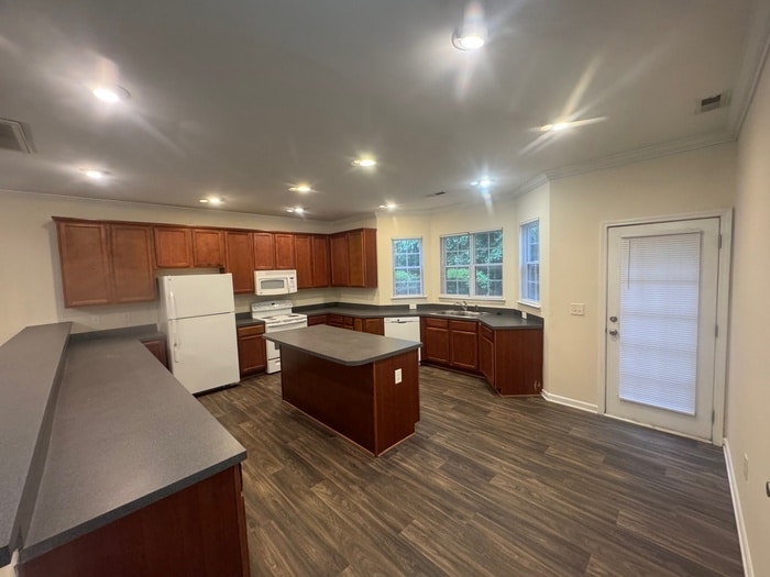 SPECIAL! Beautiful 3 Bed 2.5 Bath Town Hom... - SPECIAL! Beautiful 3 Bed 2.5 Bath Town Hom...