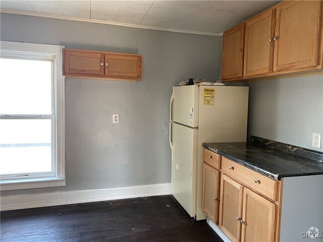 Building Photo - 302 N Rutland St Rental