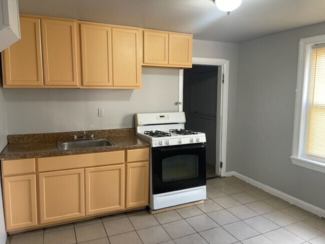 Photo - Amazing 3Bd/1Bath in Carroll Park