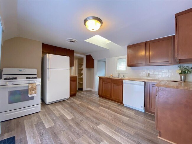 Photo - 916 Farrington St