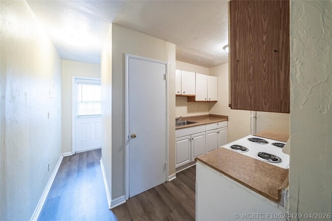 Building Photo - 420 NE 1st Ave. Unit 2