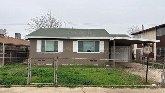 Building Photo - 2 bedroom 1 bathroom house located off the main street Oildale Dr.