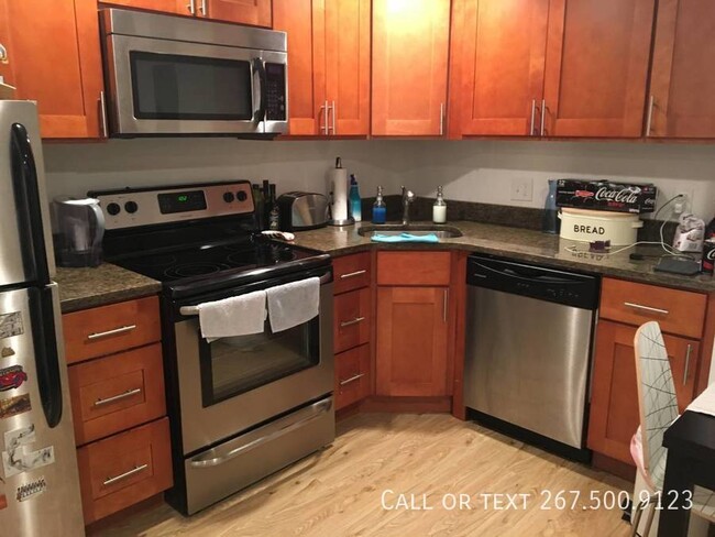 Beautiful, renovated 1BR unit located in U... - Beautiful, renovated 1BR unit located in U... Apartment Unit 2R