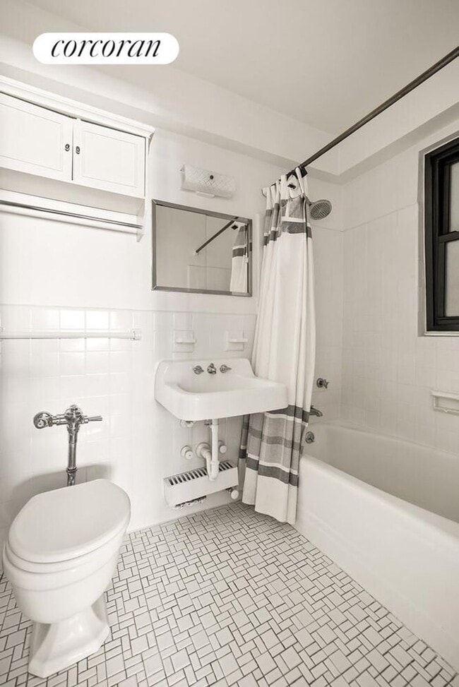 Photo - 245 E 24th St