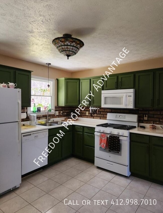 Building Photo - 353 Clavale St