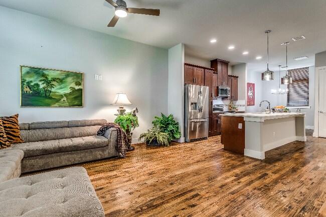 Photo - 2510 Vintage St Townhome