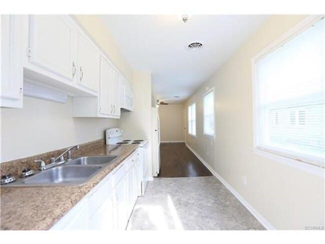 Photo - 220 W 31st St Unit B