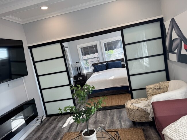 Building Photo - 5919 Lexington Ave Unit 5919 Lexington Ave