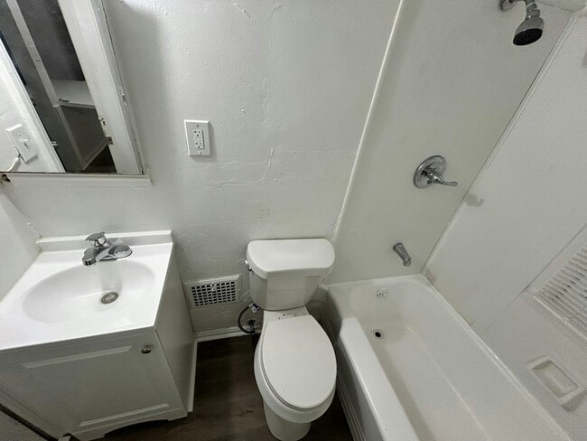 Photo - 18095 Goulburn Ave