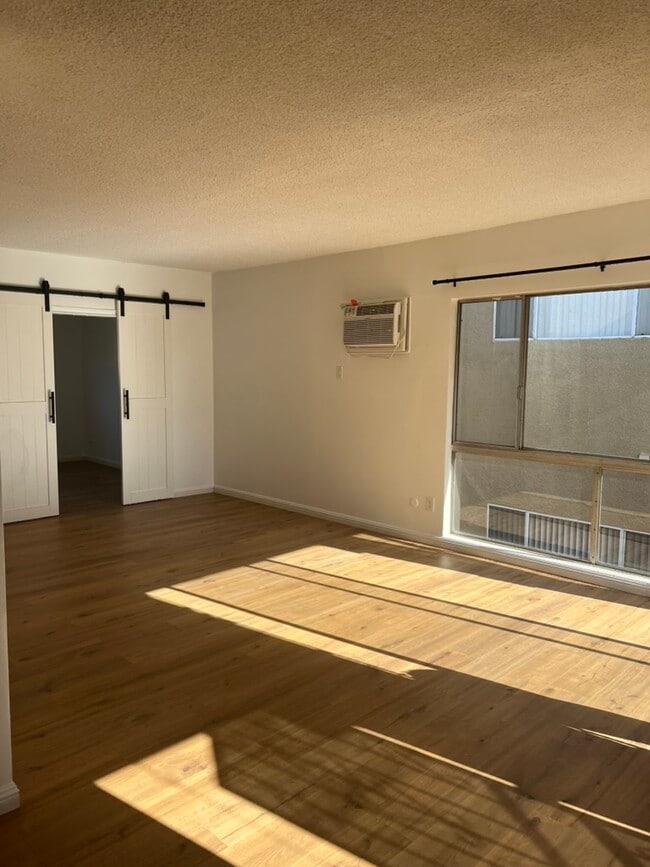 Photo - 1542 Hi Point St Unit 7