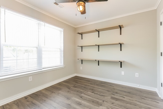 Photo - 206 Glenlea Ln