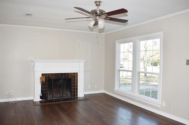 Photo - Beautiful 3-2-1 on huge corner lot in Ft. ...