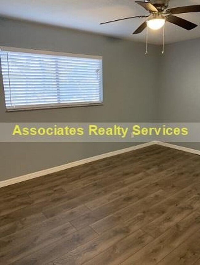 Photo - 2 Bed/2.5 bath End Unit Town home!  LOOK !!!