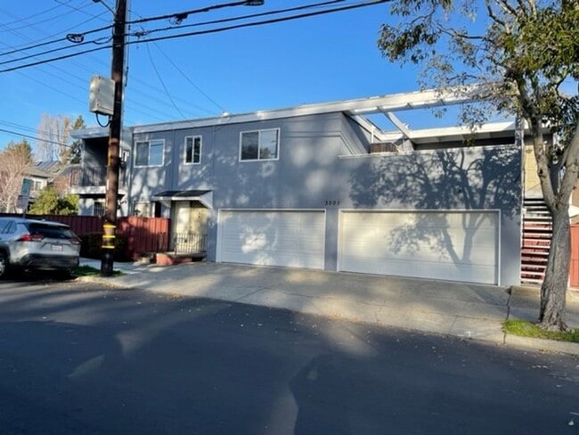 Building Photo - 2 Bed 1 Bath apartment, Hardwood Floors th... Unit 6