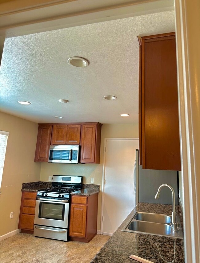 Photo - $2500 / 2 BR WONDERFULLY REMODELED DUPLEX ...