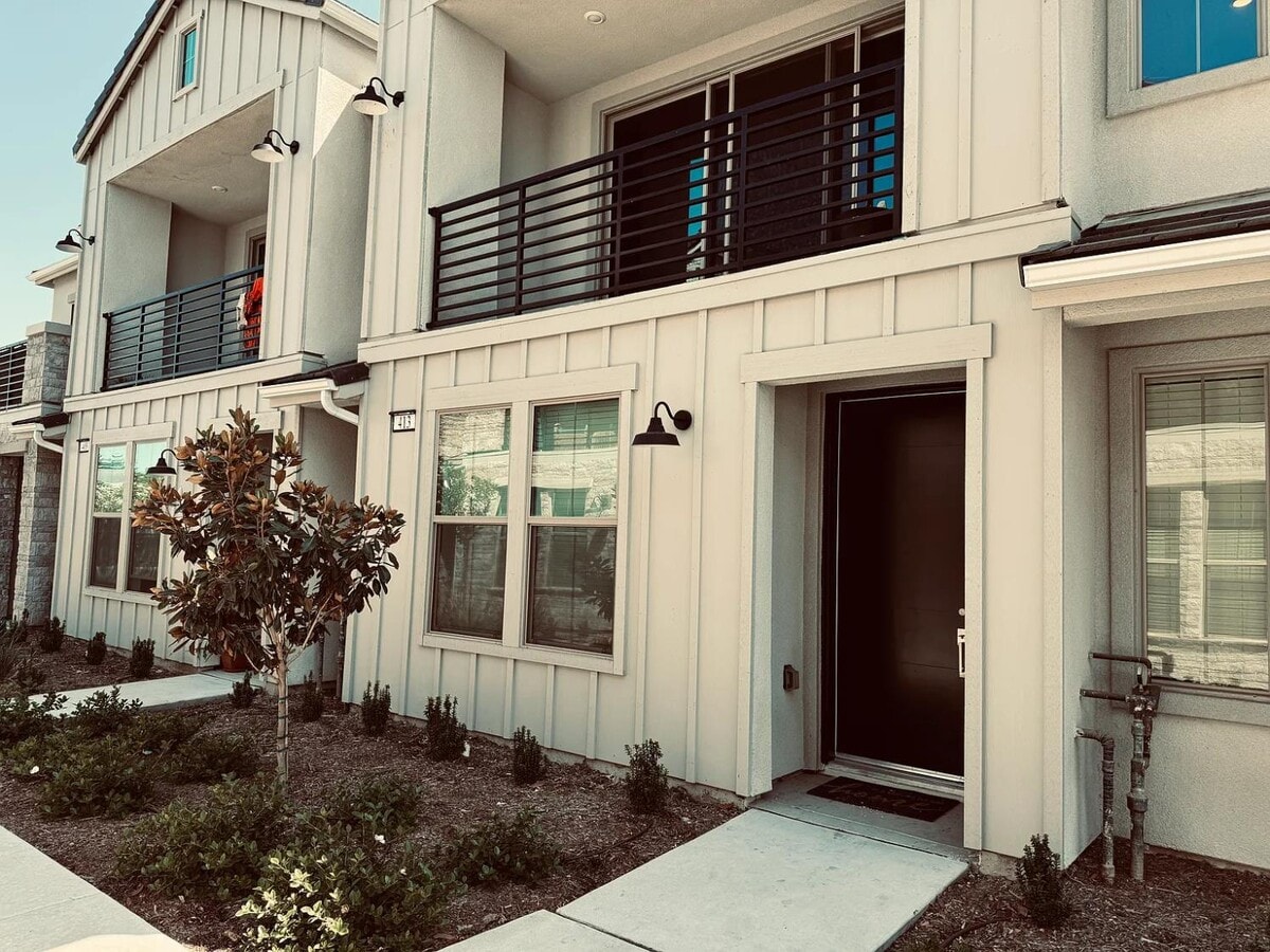 Photo - 413 W Mahogany Ln