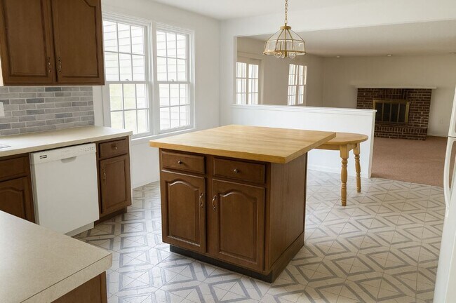 Photo - 38 Lancelot Ln