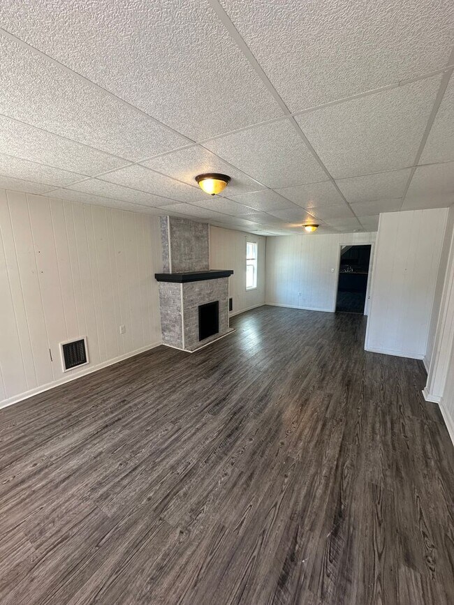 Photo - 1047 W Poplar St