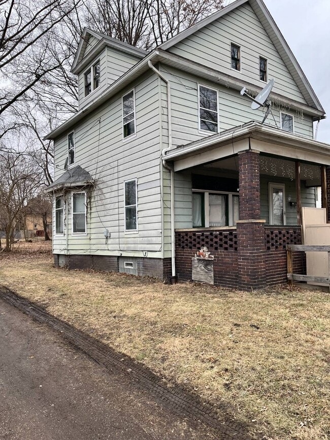 Building Photo - 825 S Seneca Ave