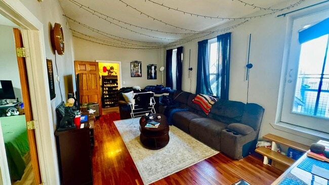 Building Photo - 1368 W Evergreen Ave Unit 2R