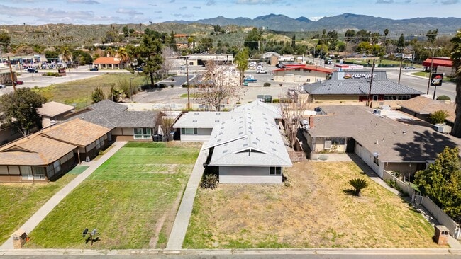 Photo - FULLY UPDATED 2 Bedroom/ 2 bathroom condo ...