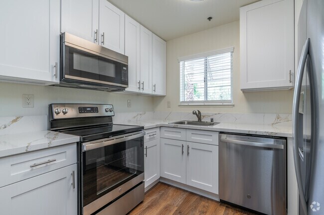 2BR, 2BA - 1008SF - Kitchen