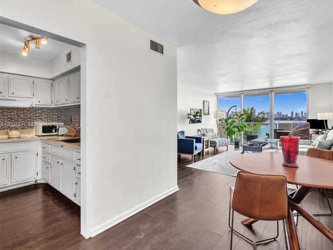 Photo - 1200 West Ave Unit 305