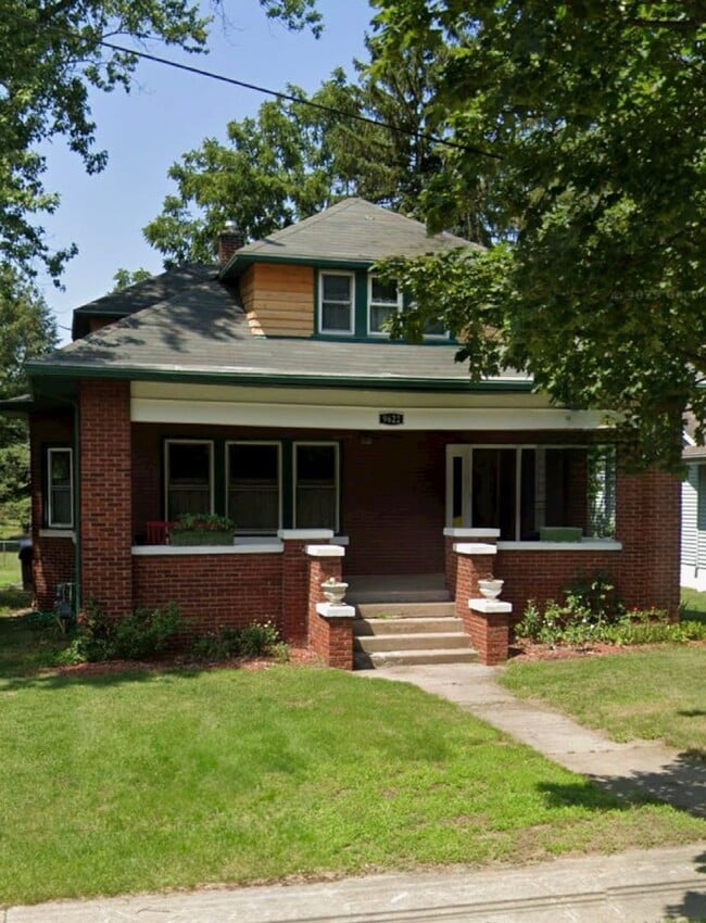 Spacious 4-Bedroom Home with Fenced Yard &... - Spacious 4-Bedroom Home with Fenced Yard &...