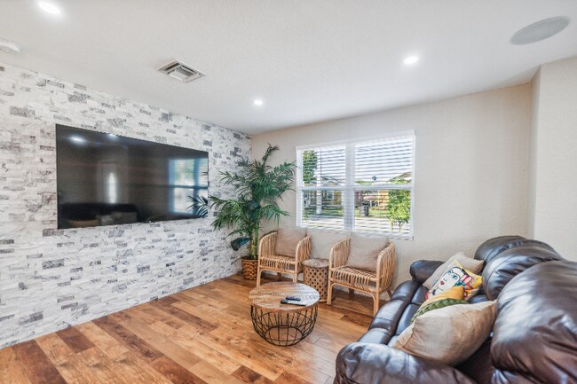 Photo - 4614 Pinewood Ave