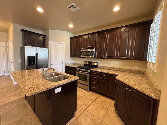 Photo - SPACIOUS TOWNHOME FOR RENT!