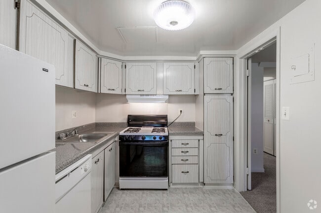 1 BR, 1 BA - 740 SF - Village Square Apartments