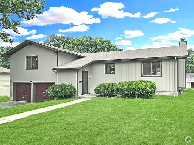 Building Photo - Spacious 4-Bed Westside Home