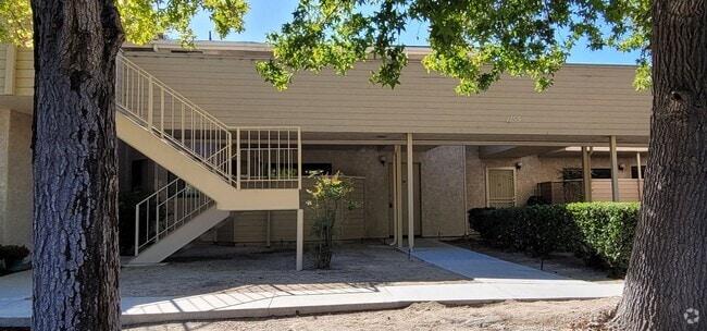 Building Photo - Ventura 2+1 Apartment w/ One car garage