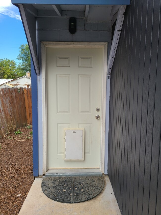 Building Photo - 500 1/2 Defoe St Rental