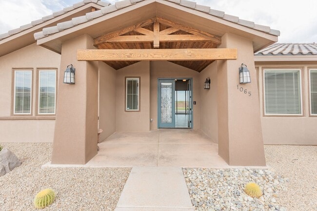 Photo - 5 Bedroom Home with a Pool!!!