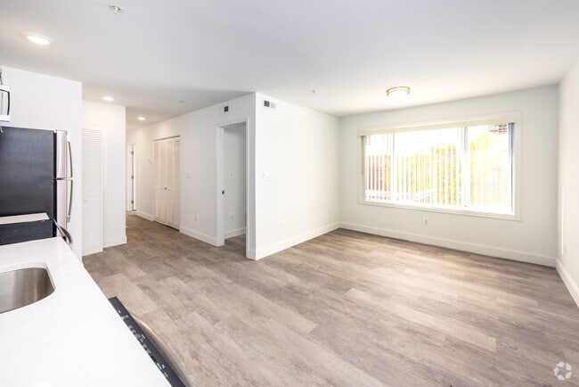 3BR, 1BA - 610SF - Livingroom